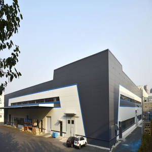 具有金屬結構框架和大型跨度預製的工廠辦公樓